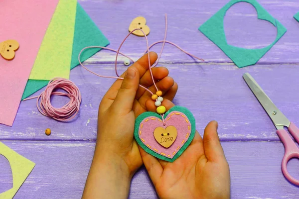 Kind Heeft Een Hart Hanger Ketting Zijn Handen Kind Maakte — Stockfoto