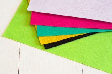 Dikiş seti, nasıl bir keçe oyuncak yapmak. Dikiş kavramı. Renkli Keçe seti