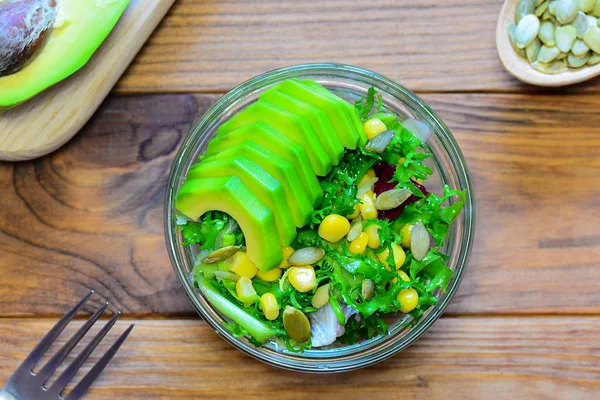 Ensalada Vegetariana Lechuga Aguacate Tazón Vidrio Una Mesa Madera Ensalada — Foto de Stock