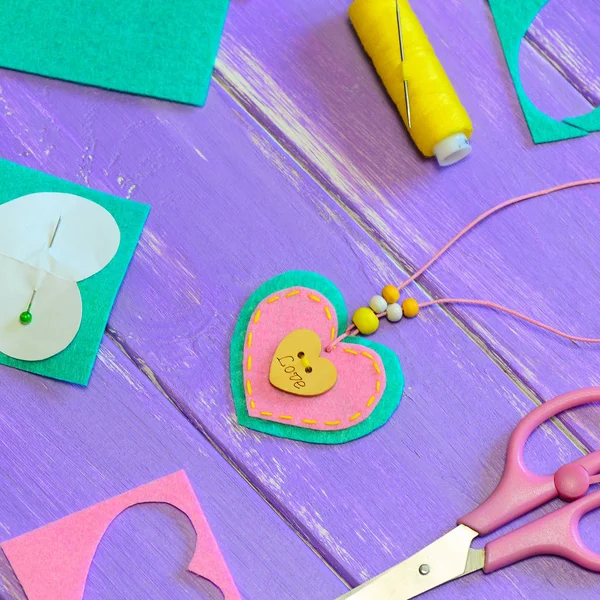 Simple Heart Shaped Pendant Necklace Valentines Day Necklace Made Felt — Stock Photo, Image