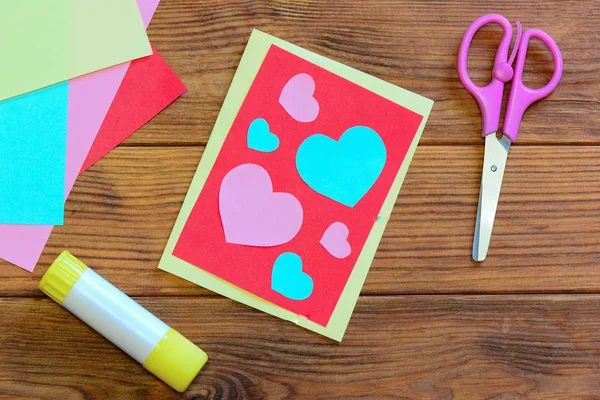 Valentinstag Oder Muttertagspostkarte Mit Rosa Und Blauen Herzen Schere Klebestift — Stockfoto