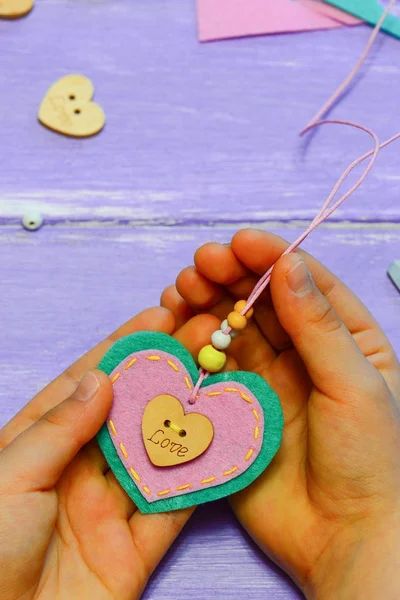 Bambino Piccolo Tiene Una Collana Ciondolo Cuore Feltro Nelle Sue — Foto Stock