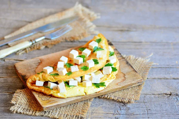 Tofu Omeleta Vegetariánská Omeleta Plněná Tofu Kostky Čerstvou Petrželkou Dřevěné — Stock fotografie