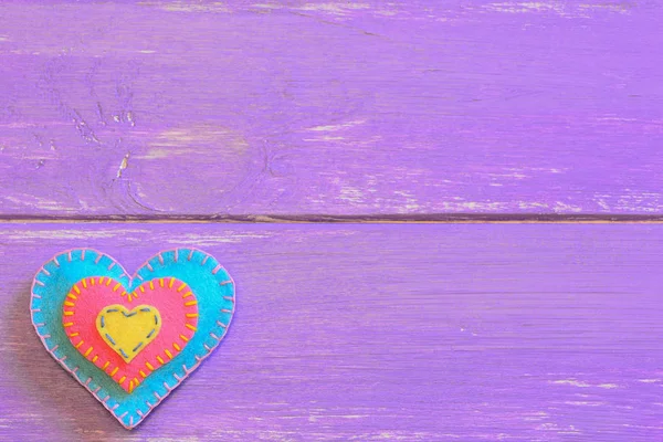 Красочное Войлочное Сердце Изолировано Фиолетовом Деревянном Фоне Пустым Местом Текста — стоковое фото