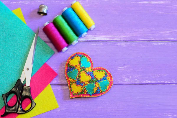 Embroidered Heart Gift Valentines Day Felt Heart Ornament Thread Scissors — Fotografia de Stock
