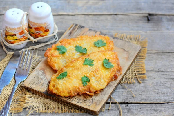 ねり粉で鶏の胸肉 フォークとナイフの古い木製のテーブル 家のシャキッとした鶏の胸肉を揚げた 打者フライド チキンのレシピ 素朴なスタイル — ストック写真