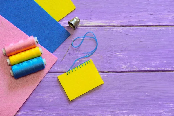 Способ Прикрепления Чувств Ощущениям Простая Вариация Стежка Одеялом Цветные Войлочные — стоковое фото