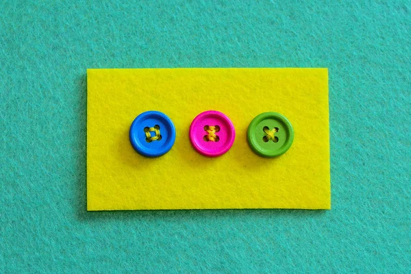Different Ways Sew Buttons Felt Felt Piece Bright Buttons Isolated — Stock Photo, Image