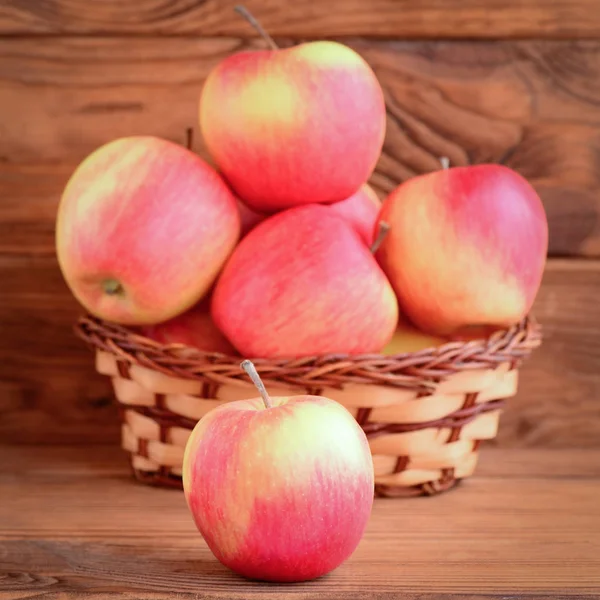 Kleine Rote Äpfel Auf Einem Holztisch Und Einem Korb Brauner — Stockfoto