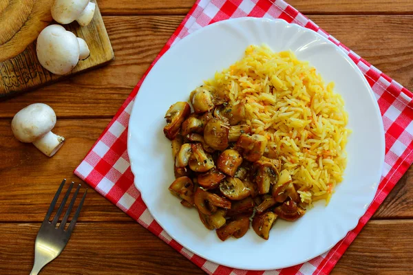 Hausgemachter Reis Mit Gebratenen Pilzen Gekochter Reis Basmati Mit Karotten — Stockfoto