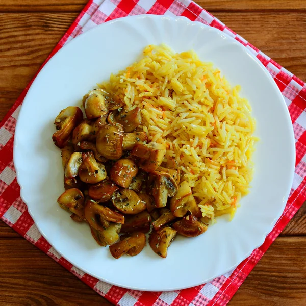 Hausgemachter Reis Mit Pilzen Gekochte Reisbasmati Mit Karotten Und Gebratenen — Stockfoto