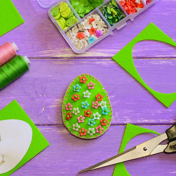 Decoración Creativa Huevos Pascua Con Flores Plástico Huevo Fieltro Con —  Fotos de Stock