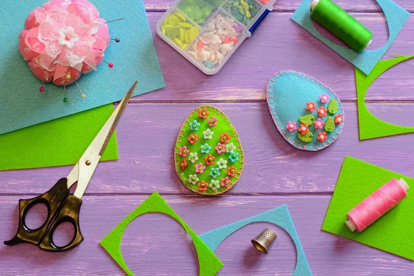 Creativos Ornamentos Huevo Pascua Con Flores Hojas Plástico Huevos Fieltro —  Fotos de Stock