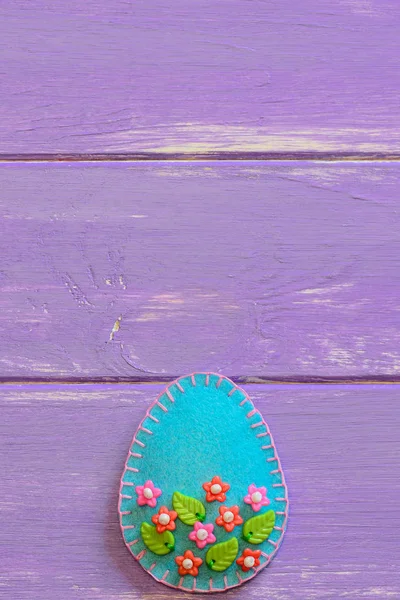 Голубое Пасхальное Яйцо Украшено Разноцветными Пластиковыми Бусинами Яйцо Войлока Изолировано — стоковое фото