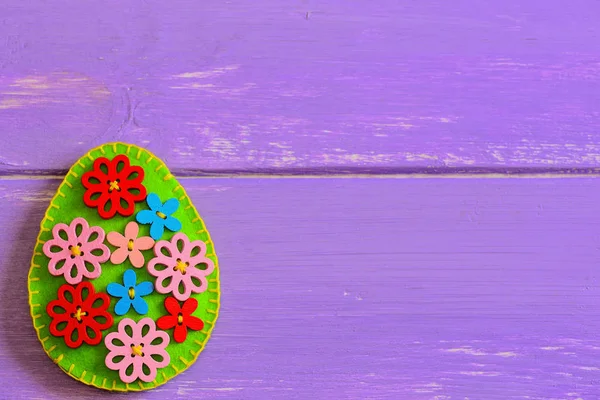 美丽的花复活节彩蛋孤立在紫色的木质背景与复制空间的文本 毛毡蛋工艺品 复活节快乐的背景 复活节快乐卡 复活节工艺的想法 简单的复活节工艺品 复活节 Diy 装饰品 — 图库照片