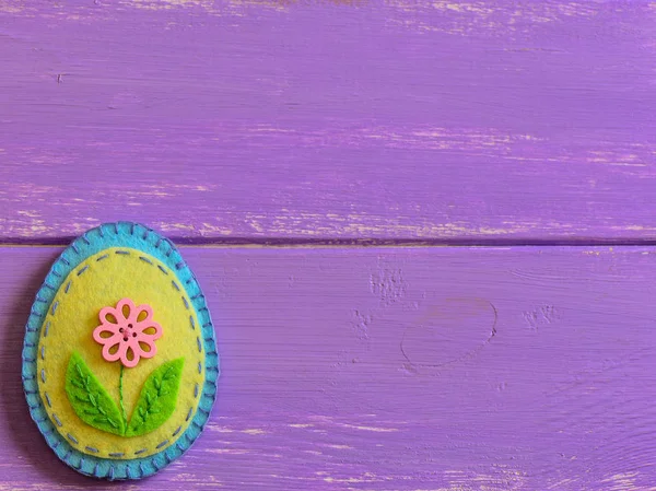 Пасхальное Яйцо Декор Розовым Цветком Изолированы Деревянном Фоне Копировальным Пространством — стоковое фото