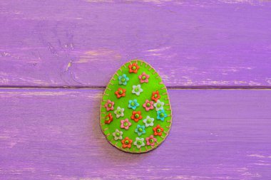 Muhteşem çiçek desenli kopya alanı ahşap bir zemin üzerine izole Paskalya yortusu yumurta süsleme hissettim. Çocuklar için basit Paskalya dikiş el sanatları. Mutlu Paskalya kartı. Hızlı el yapımı keçe Paskalya yortusu yumurta oyuncak. Keçe yapımı Paskalya yumurtası. Keçe dikiş Paskalya yortusu yumurta