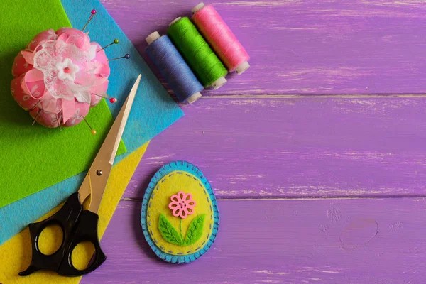 Small Felt Easter Egg Decor Colored Thread Set Pincushion Scissors — Stock Photo, Image