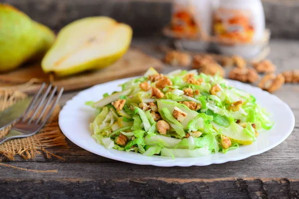 Pear Cabbage Salad Homemade Salad Pear Cabbage Walnuts Plate Rustic — Stock Photo, Image
