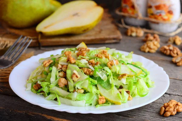 Hızlı Armut Lahana Salatası Yapımı Salata Taze Armut Lahana Ceviz - Stok İmaj