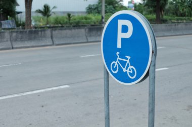 Bisiklet park yeri için işaretler.