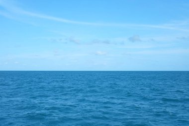 Mavi gökyüzü ile mavi deniz görüntüsü. Tayland Körfezi.