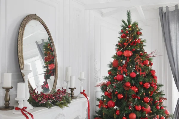 Χριστούγεννα, το νέο έτος κόκκινο εσωτερικό με τραπέζι και καρέκλες, διακοσμημένο έλατο και κόκκινες μπάλες, κόκκινο εσωτερικό Χριστούγεννα e — Φωτογραφία Αρχείου