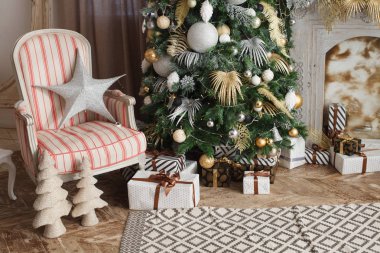 Noel süsleri, yeni yıl odası güzel köknar ağacı, koltuk, hediyeler, halı ve şömine.