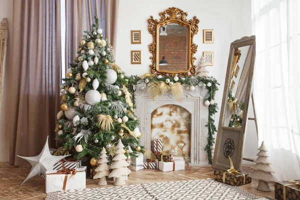 Украшенные Рождество, новогодняя комната с красивой елкой, подарки, зеркало, шторы и камин — стоковое фото