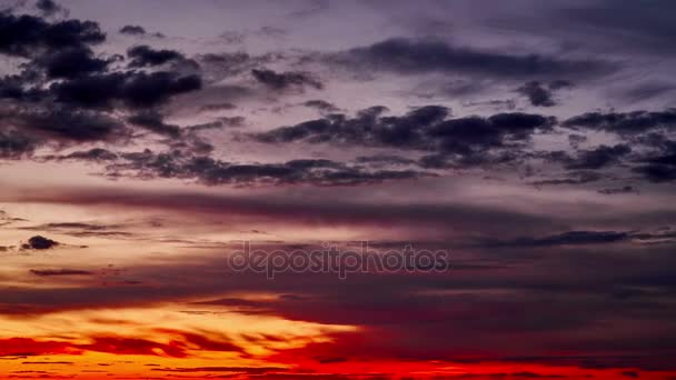 美しい夕焼け色雲空タイムラプスを実行. — ストック動画