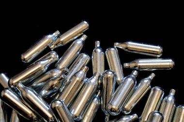 Azot Oksit Metal Ampul Kutuları Siyah Arkaplanda Eğlence Uyuşturucuları