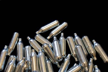 Azot Oksit Metal Ampul Kutuları Siyah Arkaplanda Eğlence Uyuşturucuları