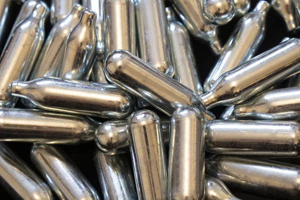 Azot Oksit Metal Ampul Kutuları Siyah Arkaplanda Eğlence Uyuşturucuları