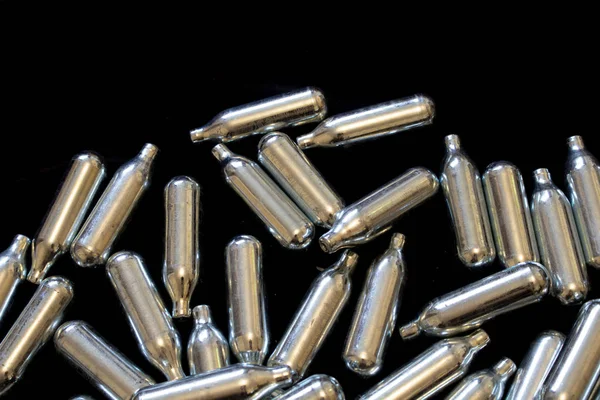 Azot Oksit Metal Ampul Kutuları Siyah Arkaplanda Eğlence Uyuşturucuları — Stok fotoğraf