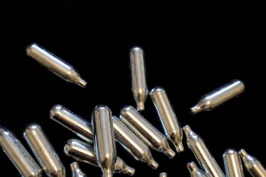 Azot Oksit Metal Ampul Kutuları Siyah Arkaplanda Eğlence Uyuşturucuları