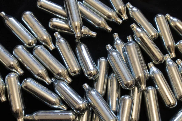 Nitrooxid Metall Glödlampa Behållare Fritids Droger Svart Bakgrund — Stockfoto