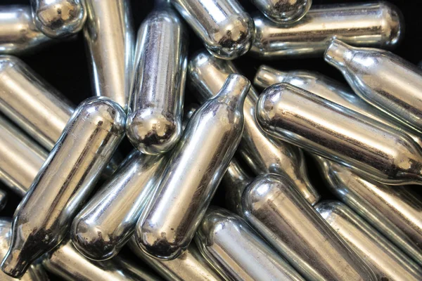 Bombilla Metal Óxido Nitroso Recipientes Drogas Recreativas Sobre Fondo Negro — Foto de Stock