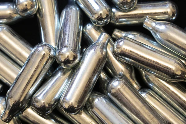 Azot Oksit Metal Ampul Kutuları Siyah Arkaplanda Eğlence Uyuşturucuları