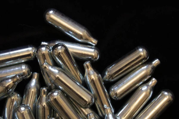 Nitrooxid Metall Glödlampa Behållare Fritids Droger Svart Bakgrund — Stockfoto