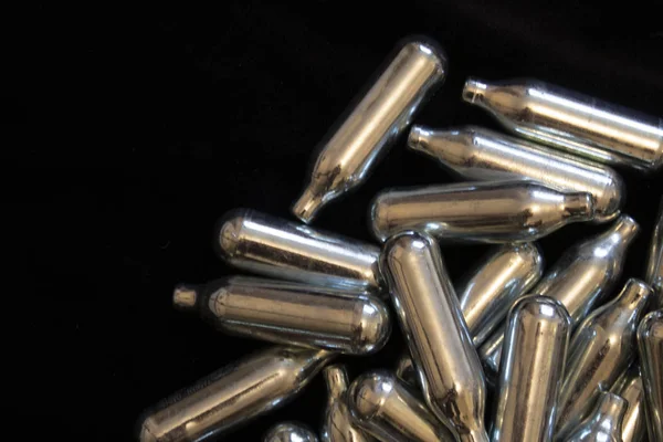 Azot Oksit Metal Ampul Kutuları Siyah Arkaplanda Eğlence Uyuşturucuları — Stok fotoğraf
