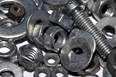 Beyaz Arkaplanda Eski Sürgü, Vidalar, Fındık Mühendisliği Metal Malzemeleri Koleksiyonu