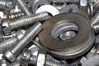 Beyaz Arkaplanda Eski Sürgü, Vidalar, Fındık Mühendisliği Metal Malzemeleri Koleksiyonu