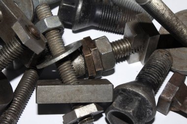 Beyaz Arkaplanda Eski Sürgü, Vidalar, Fındık Mühendisliği Metal Malzemeleri Koleksiyonu