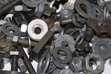 Beyaz Arkaplanda Eski Sürgü, Vidalar, Fındık Mühendisliği Metal Malzemeleri Koleksiyonu