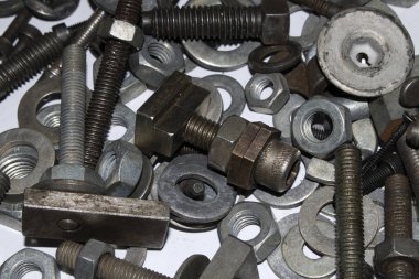 Beyaz Arkaplanda Eski Sürgü, Vidalar, Fındık Mühendisliği Metal Malzemeleri Koleksiyonu
