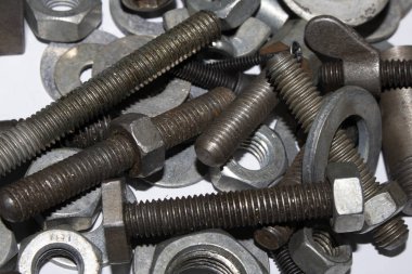 Beyaz Arkaplanda Eski Sürgü, Vidalar, Fındık Mühendisliği Metal Malzemeleri Koleksiyonu