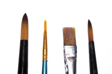 Beyaz arkaplanda dağınık Kullanılmış Boya Fırçaları