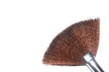 Beyaz arkaplanda dağınık Kullanılmış Boya Fırçaları