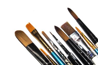 Beyaz arkaplanda dağınık Kullanılmış Boya Fırçaları