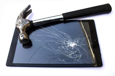 Hurdalığın parçalanmış ekran kırık cam çekiç ile yakın